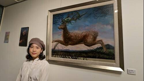 本次參展藝術家之一的葉子欣與作品合影。（記者吳政峰翻攝）