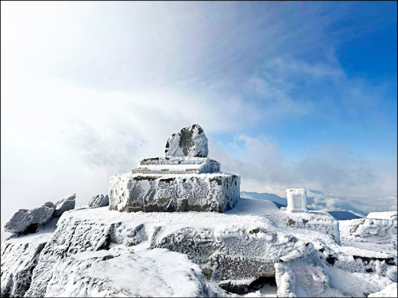 寒流發威，玉山主峰頂石碑冰封布滿霜雪，景象「凍」人。（玉管處提供）