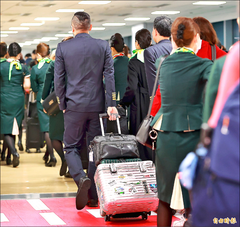 長榮機師春節恐罷工,消基會認為要有一定時間預告期,航空公司、旅行社應有賠償責任。圖中人物與新聞無關。(資料照,記者朱沛雄攝) 長榮機師春節恐罷工,消基會認為要有一定時間預告期,航空公司、旅行社應有賠償責任。圖中人物與新聞無關。(資料照,記者朱沛雄攝)