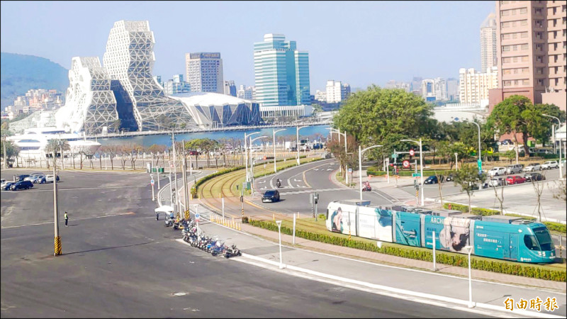 搭乘輕軌前往冬日遊樂園（圖左空地），在C9旅運中心站下車最方便。（記者王榮祥攝）