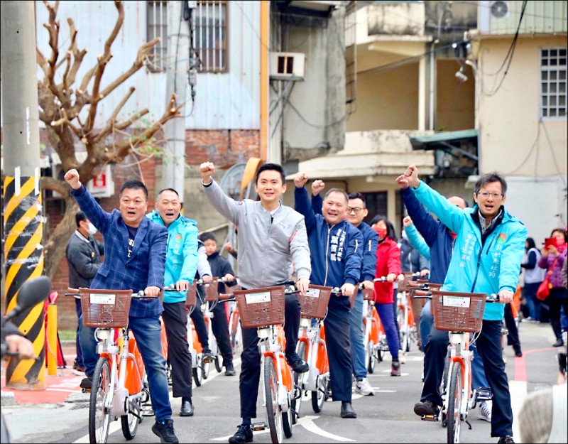 新竹縣竹北市公所自行建置推廣的YouBike2.0E電力輔助公共自行車和站點，市長鄭朝方（中）昨天領騎造勢。（竹北市公所提供）