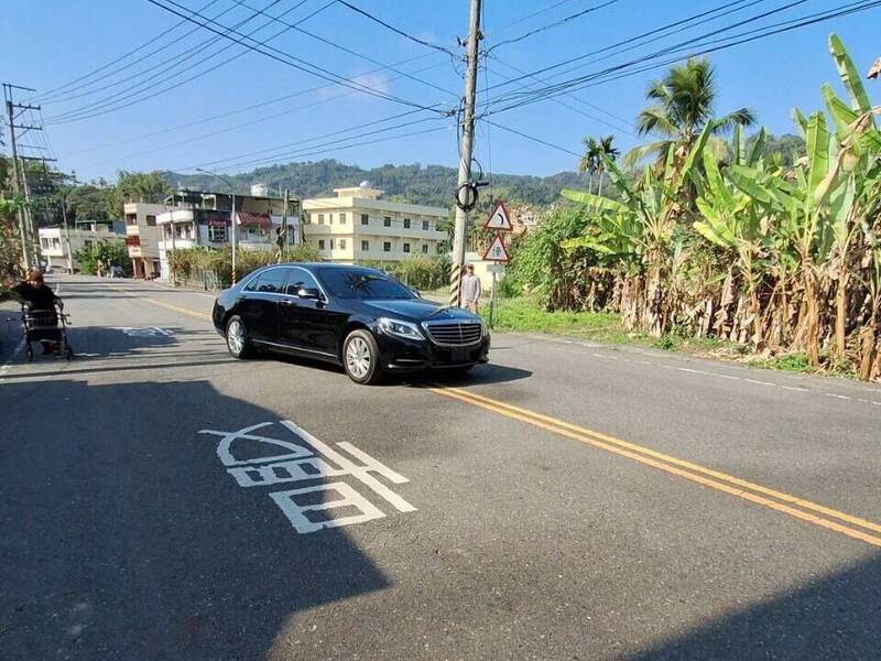 南投鹿谷郵局搶案火速偵破，警方透過民眾錄下嫌犯車輛逃逸畫面，以及道路車辨系統以車追人，才能順利破案。（民眾提供）