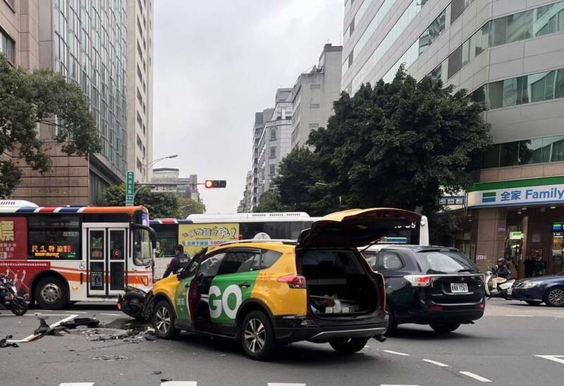 超商女店員騎機車直行，撞上左轉計計程車，送醫傷重不治。 （記者鄭景議翻攝）（記者鄭景議攝）