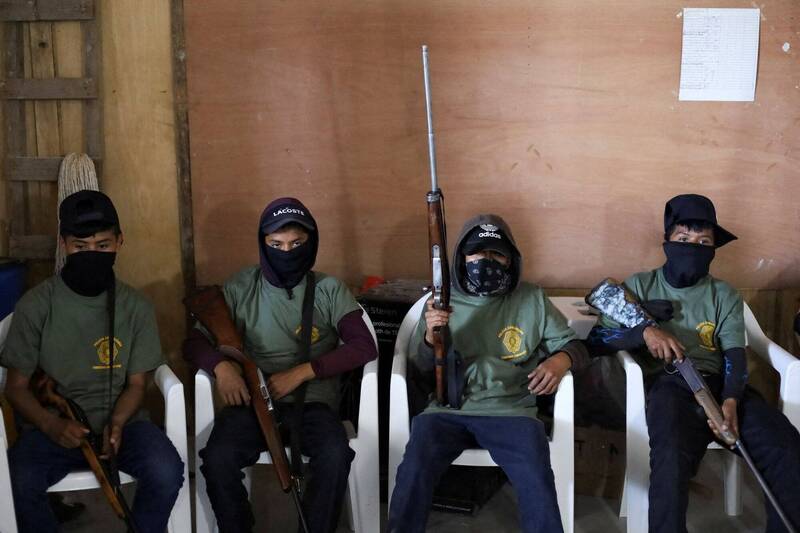 位于墨西哥格瑞罗州的村庄阿亚瓦尔坦帕，近日绑架案频传，志愿警察部队不得已选择招募年仅12岁的学童加入。（路透）(photo:LTN)