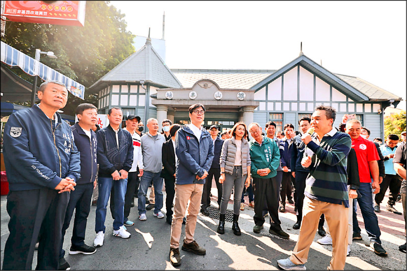 高雄市長陳其邁視察旗山老街，並宣布投入一．三億元整建並擴建停車空間。（高市府提供）