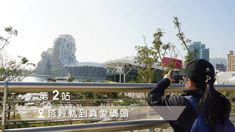 拍小鴨第2站可到真愛碼頭,沿輕軌橋走至人行道,可拍攝兩隻鴨各個角度。(取自高雄旅遊網) 拍小鴨第2站可到真愛碼頭,沿輕軌橋走至人行道,可拍攝兩隻鴨各個角度。(取自高雄旅遊網)