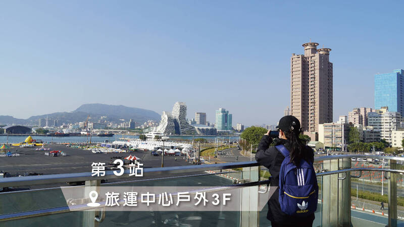 拍小鴨第3站可到旅運中心戶外3樓,拍攝與小鴨親嘴、俏皮動作。(取自高雄旅遊網) 拍小鴨第3站可到旅運中心戶外3樓,拍攝與小鴨親嘴、俏皮動作。(取自高雄旅遊網)