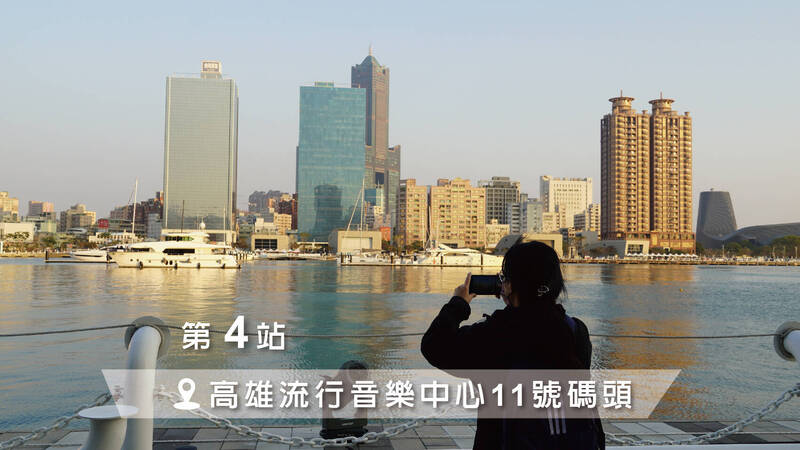 拍小鴨第4站是高雄流行音樂中心11號碼頭(音浪堤岸),可拍到兩隻鴨。(取自高雄旅遊網) 拍小鴨第4站是高雄流行音樂中心11號碼頭(音浪堤岸),可拍到兩隻鴨。(取自高雄旅遊網)