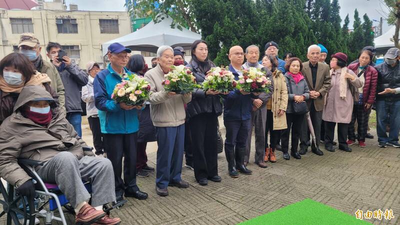 太平輪海難遺族今天在太平輪紀念公園追思受難先人。（記者盧賢秀攝）