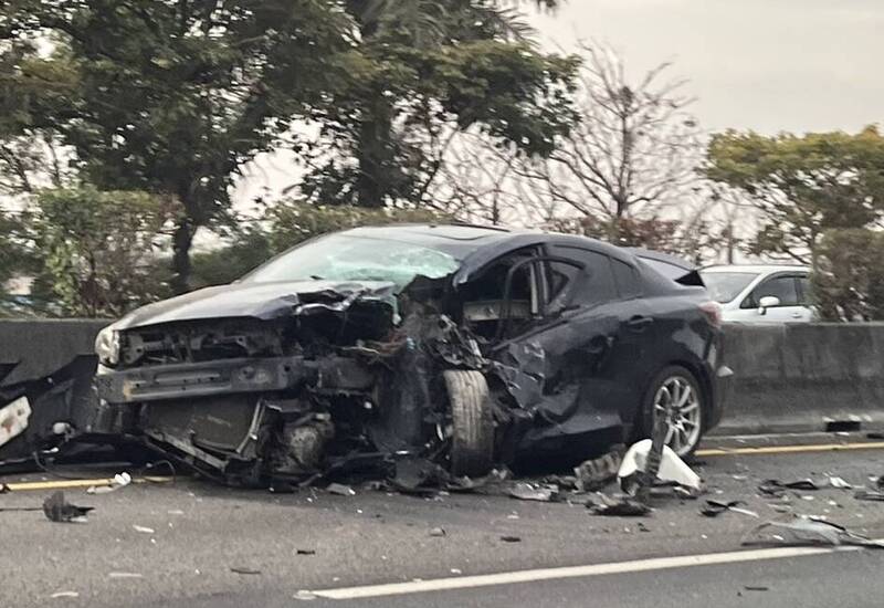 劉男在國道1號逆向行駛將賓士車撞翻，卡在車內傷重不治。（民眾提供）