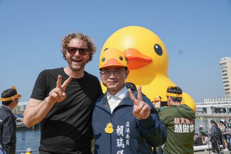 賴瑞隆（右）與荷蘭藝術家霍夫曼（左）重逢，重溫10年前的溫馨感動。（記者葛祐豪翻攝）