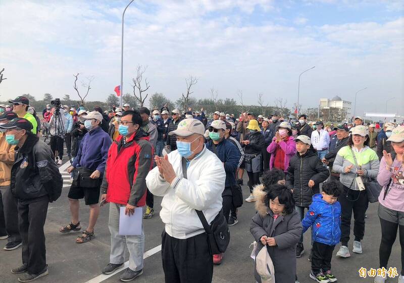 台76西沿工程計畫進度超前,文津至西庄路段舉行健跑活動,吸引數百人報名搶第一「壓馬路」。(記者陳冠備攝) 台76西沿工程計畫進度超前,文津至西庄路段舉行健跑活動,吸引數百人報名搶第一「壓馬路」。(記者陳冠備攝)