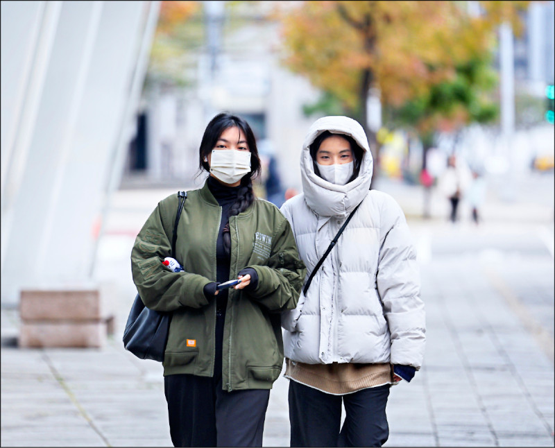 中央氣象署表示，氣溫逐步回升，今日西半部、宜蘭平均低溫約十度至十三度，入夜後到明晨有華南水氣通過。圖為昨日台北街頭民眾穿著厚外套保暖。(中央社)