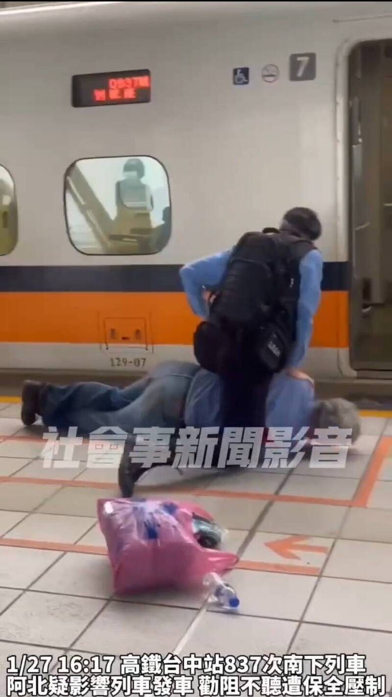 台中高鐵昨日下午發生酒醉乘客阻擋車門關閉，還數度向車安保全揮拳，最終迅速被車安保全壓製在地。（圖擷取自社會事新聞影音）