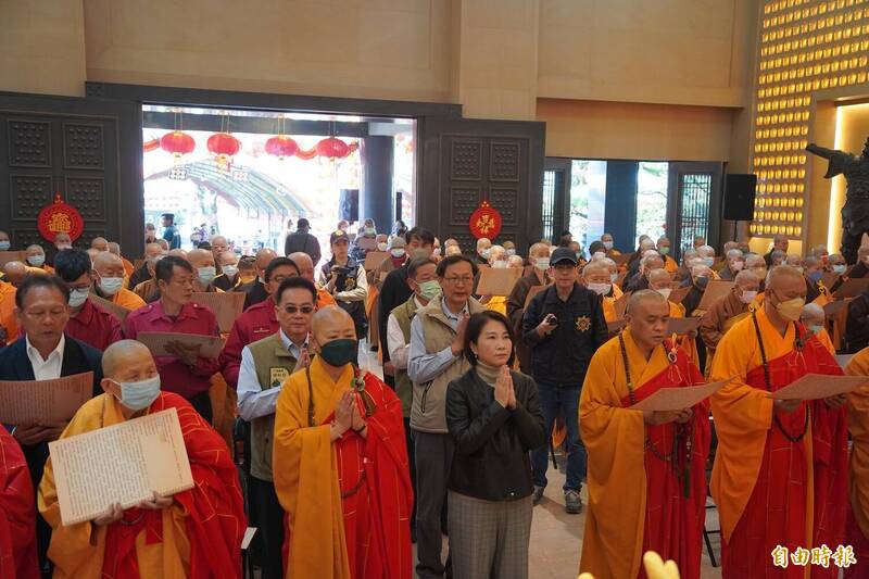 屏東各宗教聯合祈福會，屏縣長周春米（黑衣）主持。。（記者蔡宗憲攝）