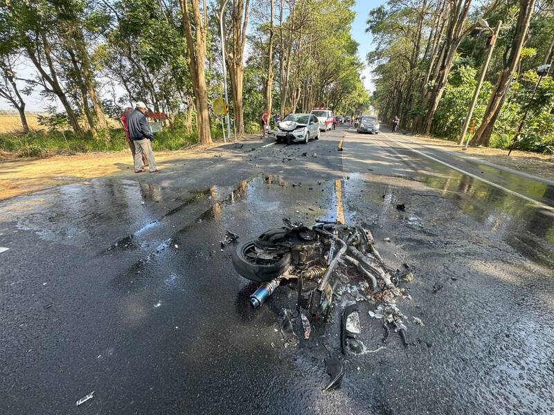 台南市柳營區今日上午傳機車火燒車事故，24歲曾姓男子騎乘機車突跨越車道與對向轎車相撞後起火，曾男噴飛送醫不治。（民眾提供）