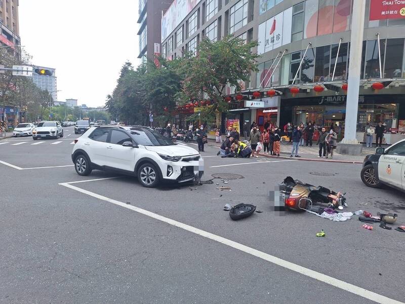 休旅車左轉時與對向直行機車發生事故，騎士噴飛5公尺重摔在地。（記者陸運鋒翻攝）