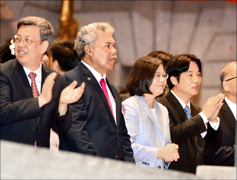 台湾友邦吐瓦鲁国会大选结果出炉，前总理索本嘉（左二）在内的多名友台人士顺利连任。图为索本嘉任总理时，来台参加106年国庆酒会。（资料照）(photo:LTN)