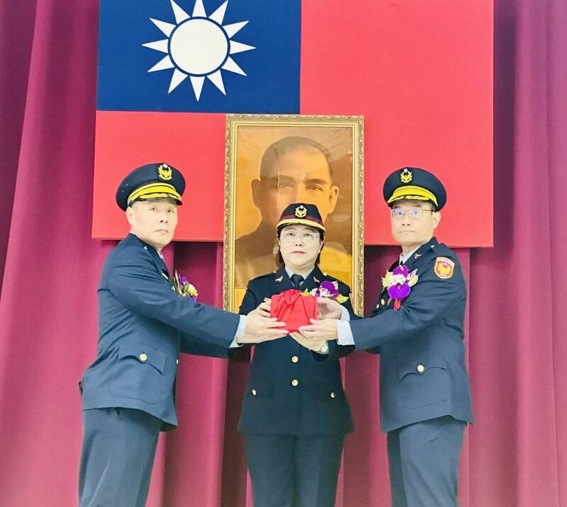 新竹縣重要警職人事異動,今(29)日由警察局長宣介慈(中)主持交接典禮,其中,竹北分局分局長由張世儒(右)接任。(竹縣警方提供) 新竹縣重要警職人事異動,今(29)日由警察局長宣介慈(中)主持交接典禮,其中,竹北分局分局長由張世儒(右)接任。(竹縣警方提供)