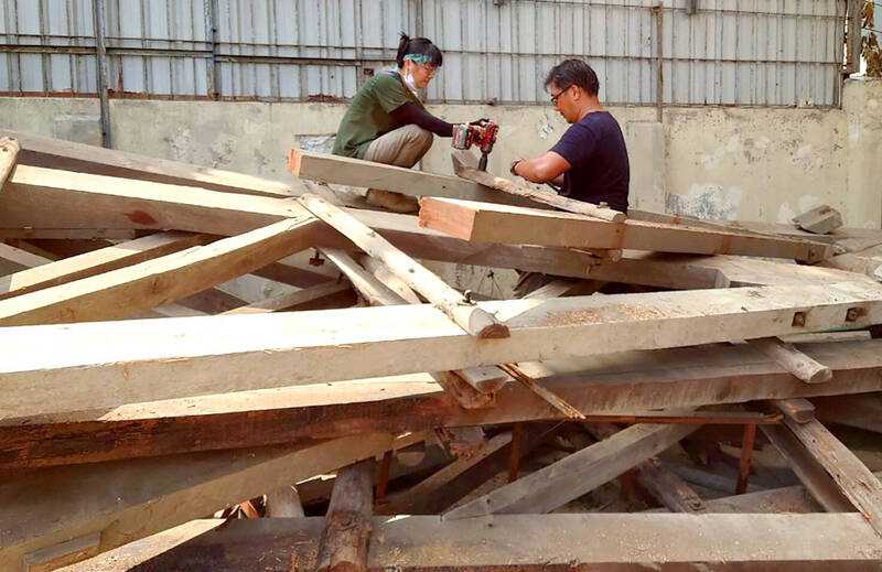 南市建材銀行團隊前年在舊麻豆郵局進行屋架拆解工作，保存舊木材。（南市文資處提供）