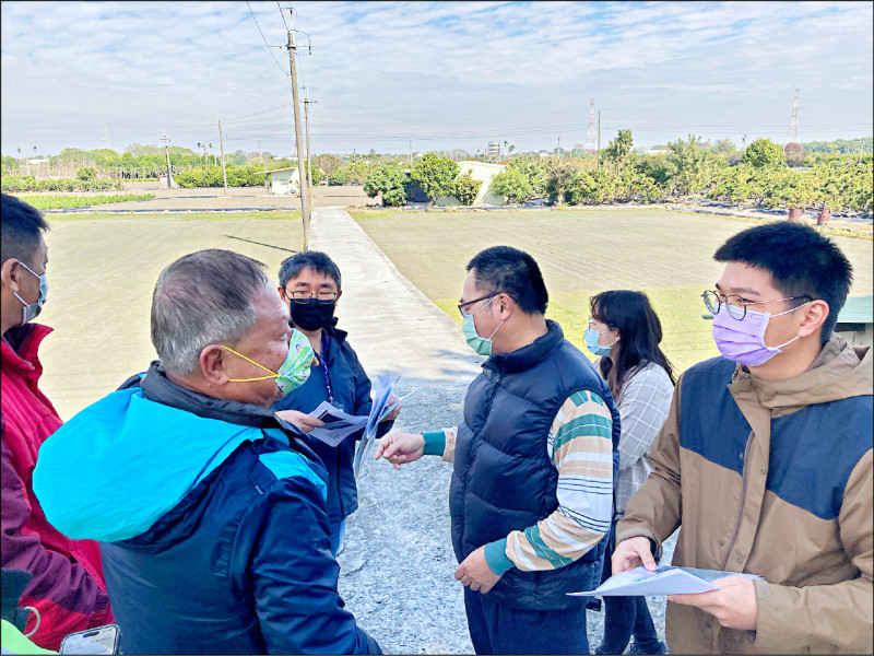 農民在自己農地開闢水泥路，被要求補地價稅。縣議員與官員到場勘查。（記者顏宏駿攝）