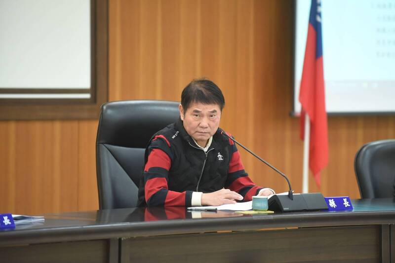 苗栗縣長鍾東錦在縣務會議中,宣示加強查緝外縣市廢棄物入侵,破壞苗栗縣的好山好水。
(苗栗縣政府提供) 苗栗縣長鍾東錦在縣務會議中,宣示加強查緝外縣市廢棄物入侵,破壞苗栗縣的好山好水。
(苗栗縣政府提供)