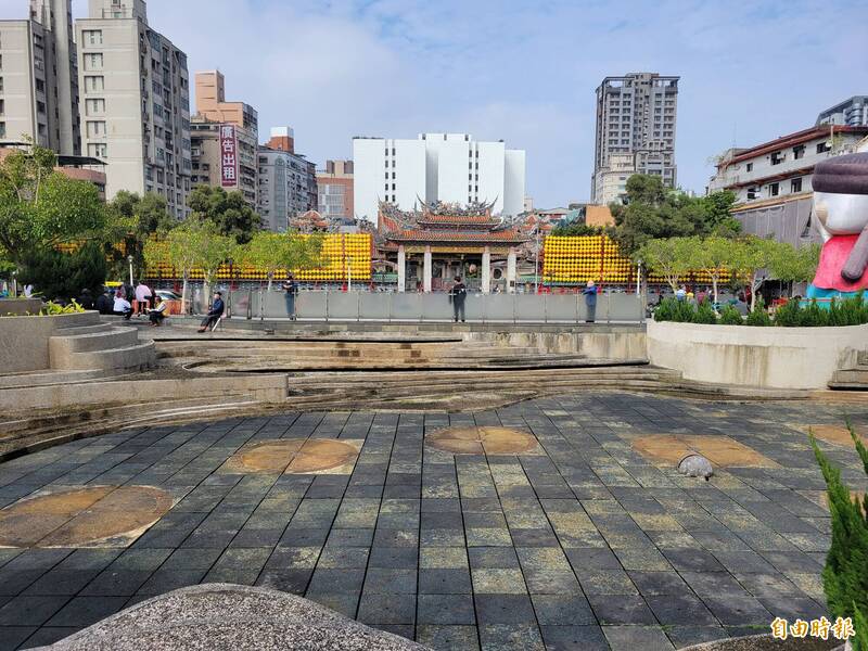 艋舺公園改建案希望填平龍山寺正門前下凹的噴水池，重新配置噴水位置。（記者何玉華攝）