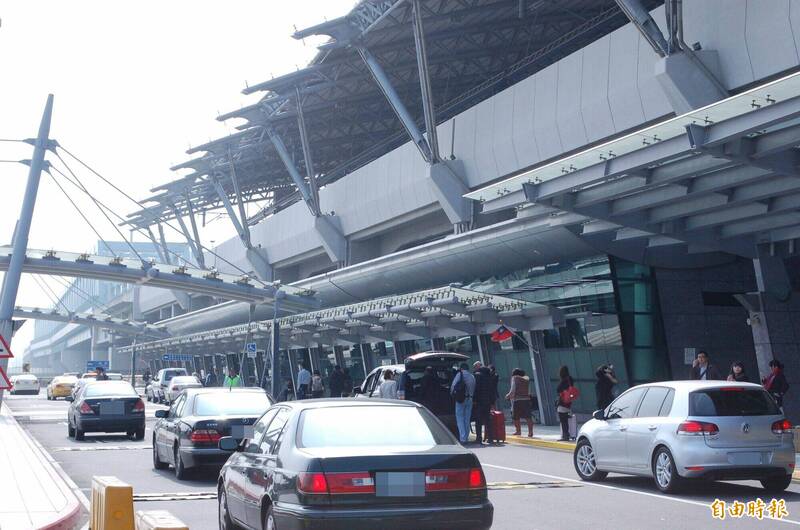 高鐵台中站春節期間乘車旅客眾多，烏日分局提前公布台中、彰化、南投民眾替代路線，避免塞車掃興。（記者陳建志攝）