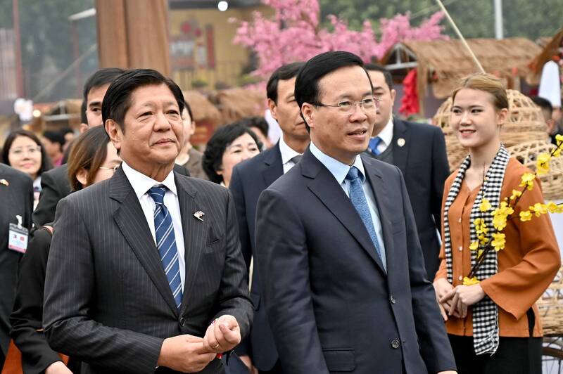 菲律宾总统小马可仕（左）1月30日在越南国家主席​​武文赏（右）陪同下，参访河内的昇龙皇城遗址。（法新社）(photo:LTN)
