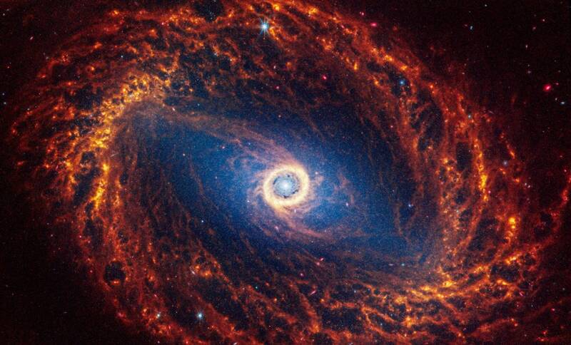 螺旋星系NGC 1512。（路透）(photo:LTN)