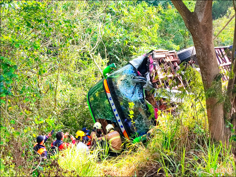 遊覽車衝破國道護欄，翻落邊坡，曾姓司機受困一小時身亡。
（記者吳俊鋒攝）