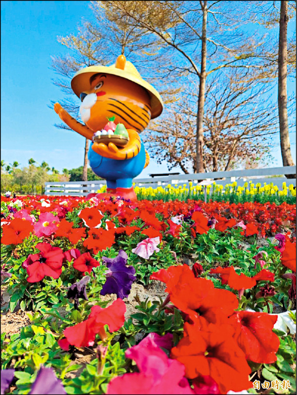 草屯鎮親子共融遊憩運動公園進度達五成，最快今年四月底能完工。（記者佟振國攝）