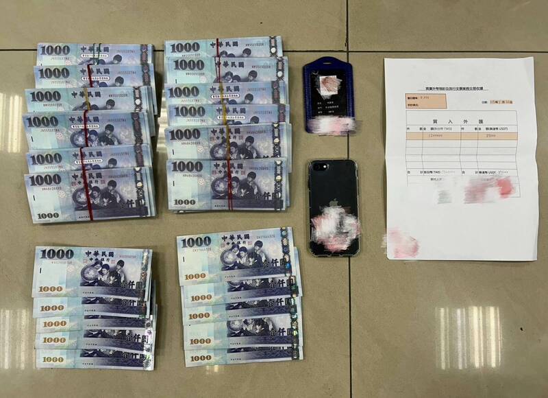 彰化縣刑警大隊日前查獲詐騙集團,當場逮捕20歲取款車手,並於附近查獲17歲與29歲負責監控的共犯,起出大批贓款。 (警方提供) 彰化縣刑警大隊日前查獲詐騙集團,當場逮捕20歲取款車手,並於附近查獲17歲與29歲負責監控的共犯,起出大批贓款。 (警方提供)