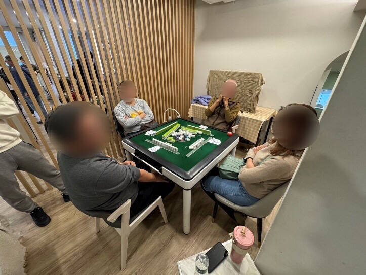 桌遊館內擺放電動麻將桌，供賭客聚賭。（警方提供）