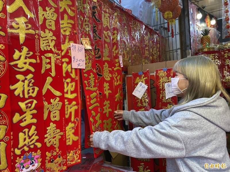 要過年了，民眾住家也會換貼龍年新春聯，民俗專家廖大乙建議民眾，今年青龍年，貼燙金春聯可以喜上加喜，為自己招來好運與貴人，招財進寶。（記者張聰秋攝）