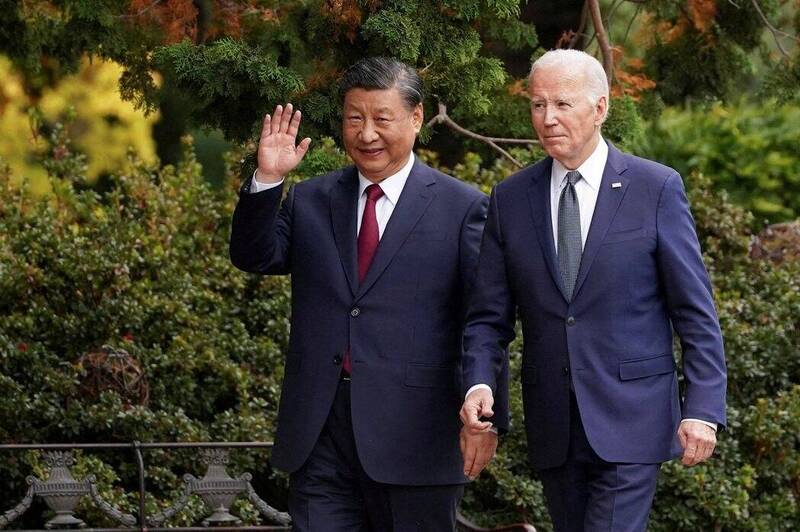 中国国家主席习近平（左）2023年11月跟美国总统拜登（右）在旧金山费罗丽庄园散步。（路透）(photo:LTN)