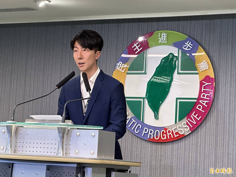 對於中國片面宣布啟用西向東航路,民進黨發言人吳崢表達嚴正抗議,痛批中國片面破壞現狀,軟土深掘的挑釁,只會繼續傷害兩岸互信與區域安全。(記者陳昀攝) 對於中國片面宣布啟用西向東航路,民進黨發言人吳崢表達嚴正抗議,痛批中國片面破壞現狀,軟土深掘的挑釁,只會繼續傷害兩岸互信與區域安全。(記者陳昀攝)