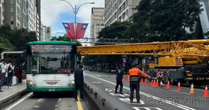 台北市發生吊車意外。（台北市勞動局提供）