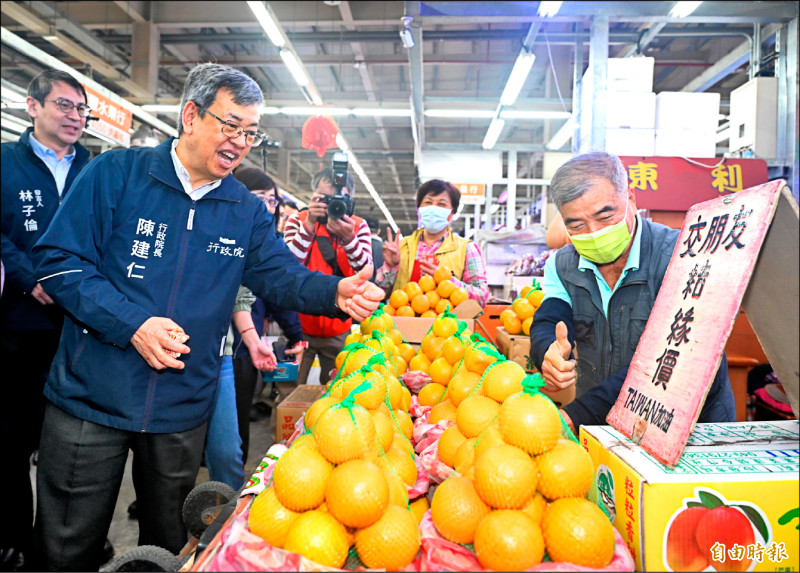 行政院長陳建仁昨清晨赴台北市第一果菜批發市場視察。（記者王藝菘攝）