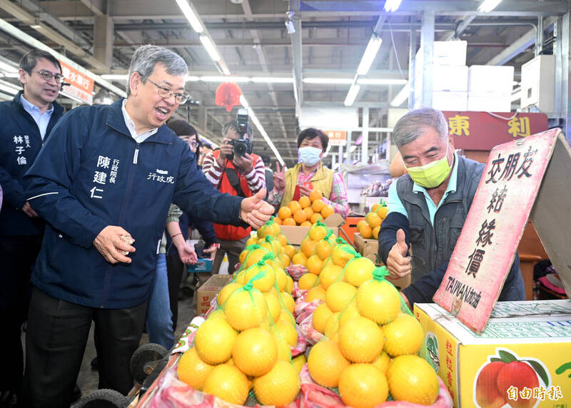 因應春節採買年貨人潮，萬華警方2月7日至9日將在果菜市場周邊進行交管。圖為行政院長陳建仁日前視察台北市第一果菜市場。（資料照，記者王藝菘攝）