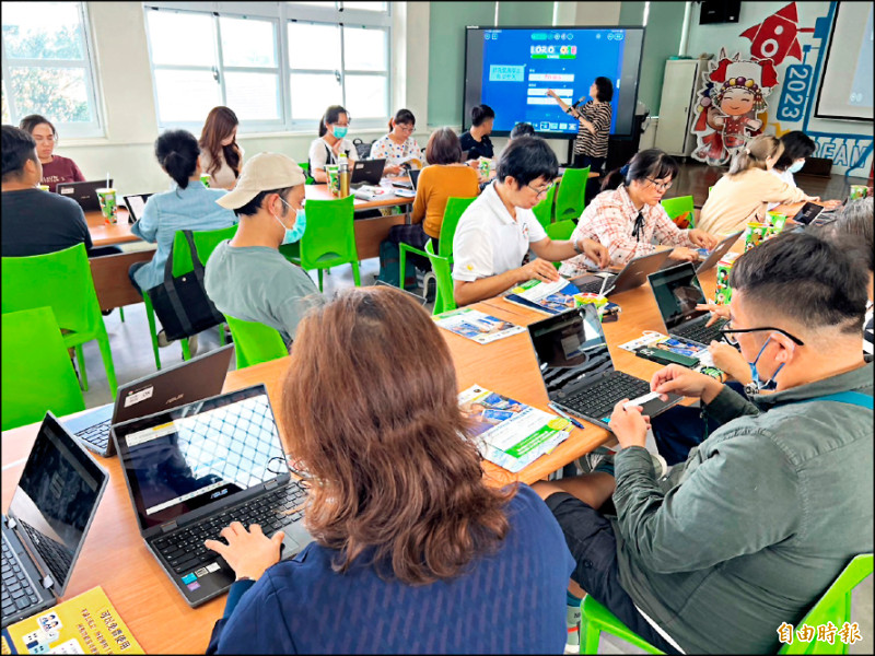 台東縣推動數位學習，設置九所重點學校，分頭帶領聯盟學校，提供數位學習教學資源的協助，圖為山線一區重點學校德高國小數位研習。 （記者黃明堂攝）