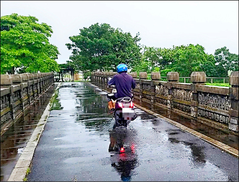 宜蘭縣政府公告冬山河堤頂自行車道等七條路線禁止汽機車進入，二月十日起取締違規的用路人。（宜蘭縣府提供）