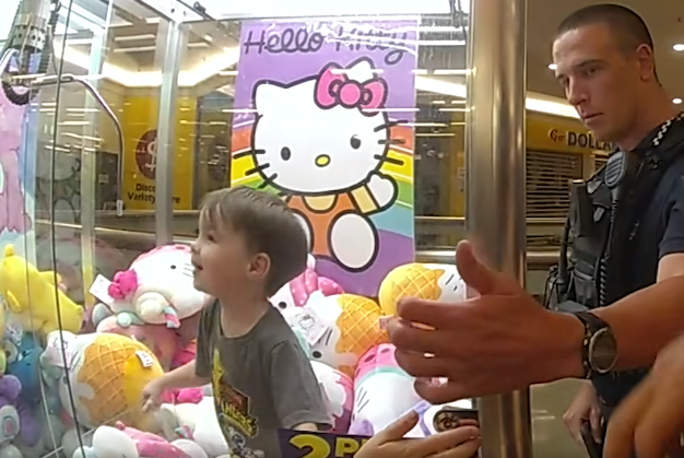 台東,|3歲童鑽進夾娃娃機爽玩！老爸超無奈 阿公更ㄎ一ㄤ噴「這句」 - 蒐奇 - 自由時報電子報