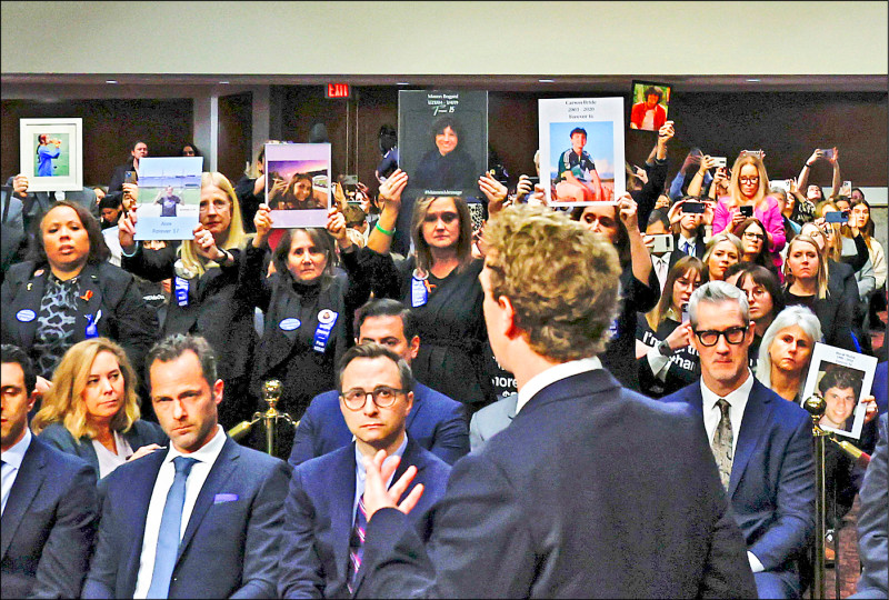 臉書母公司「元宇宙」執行長札克伯格，1月31日出席美國聯邦參議院司法委員會聽證會，遭參議員砲轟，當場向出席聽證會的受害孩童家長道歉。（路透）