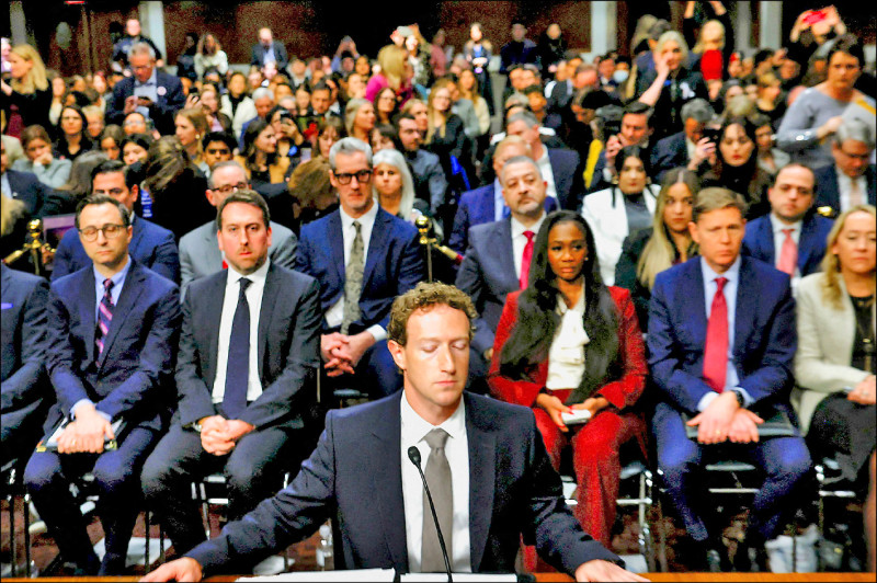 臉書母公司「元宇宙」執行長札克伯格，1月31日出席美國聯邦參議院司法委員會聽證會，遭參議員砲轟，當場向出席聽證會的受害孩童家長道歉。（路透）