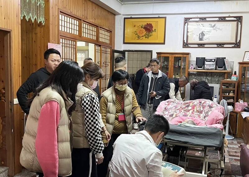嘉義縣梅山鄉高姓男子因甲狀腺惡性腫瘤併發腦腫瘤延伸自發性腦內出血,中風而難以工作,妻子為植物人,女兒單眼失明,全家生活陷入困境。(記者林宜樟翻攝) 嘉義縣梅山鄉高姓男子因甲狀腺惡性腫瘤併發腦腫瘤延伸自發性腦內出血,中風而難以工作,妻子為植物人,女兒單眼失明,全家生活陷入困境。(記者林宜樟翻攝)