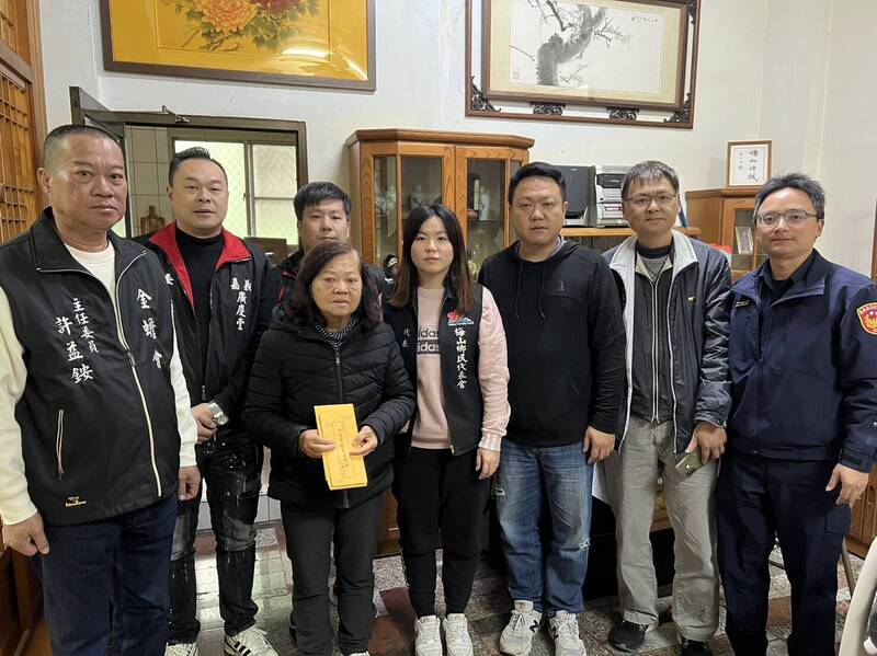 竹崎警方與地方熱心人士到高家寒冬送暖。(記者林宜樟翻攝) 竹崎警方與地方熱心人士到高家寒冬送暖。(記者林宜樟翻攝)