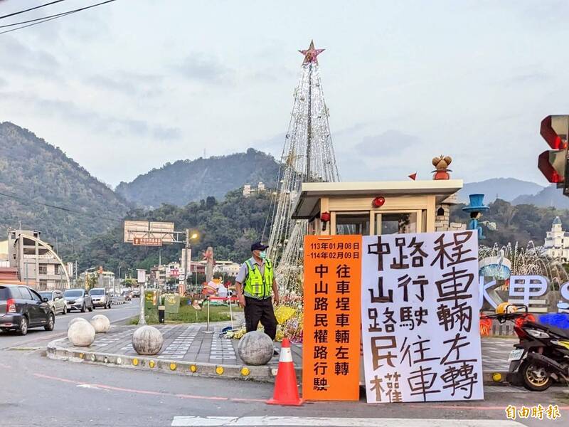 南投水里民生橋重建,惟入口意象路段的替代道路指標,卻因沒有箭頭,以及閱讀方向與牌面內容紊亂,甚至有錯字,引發地方議論。(記者劉濱銓攝) 南投水里民生橋重建,惟入口意象路段的替代道路指標,卻因沒有箭頭,以及閱讀方向與牌面內容紊亂,甚至有錯字,引發地方議論。(記者劉濱銓攝)