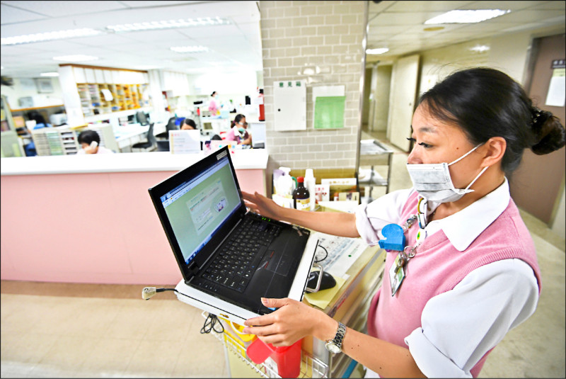 因應醫院護理人員三班護病比新制3月上路，衛福部規劃夜班獎勵金制度，並於昨天預先撥付1月獎勵金。示意圖。（資料照）