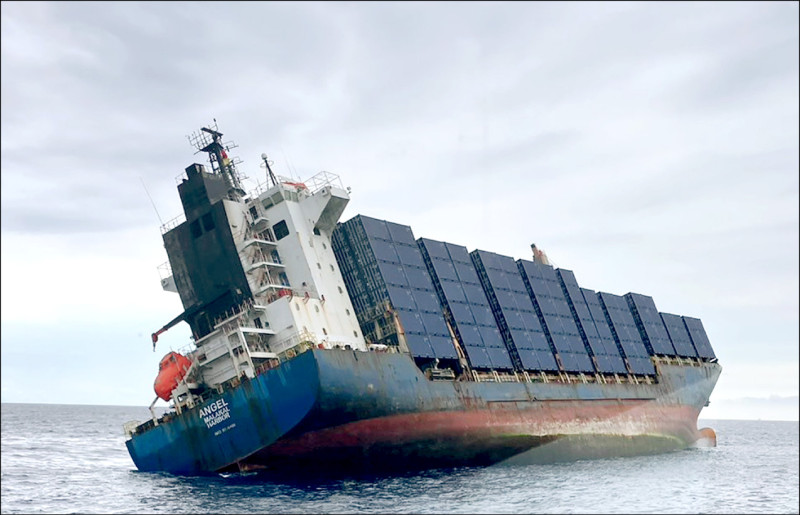 去年7月，帛琉籍貨櫃輪「天使輪」號在高雄港外海沉沒，台灣港務公司緊急打撈貨櫃、清除油污，並抽光艙內油料等總金額台幣3億元，已委託英國律師求償。（資料照，讀者提供）